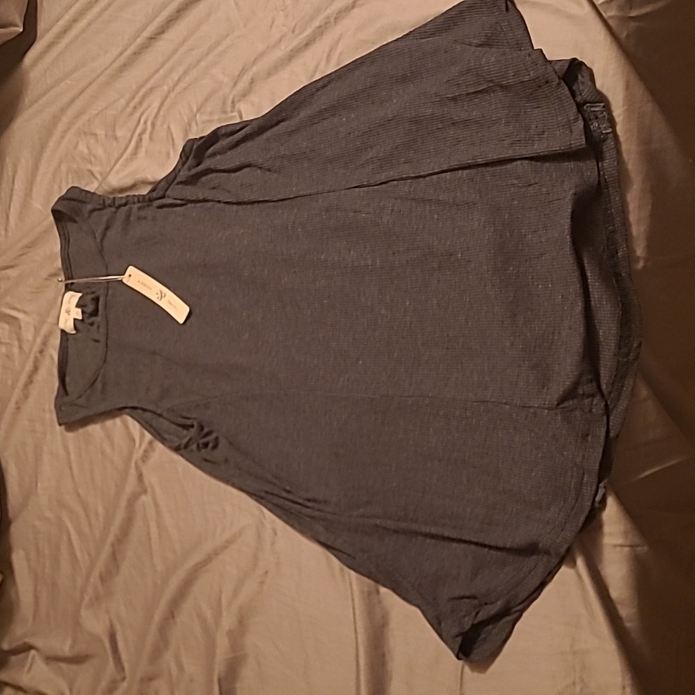 Girls size medium tank top shirt (gray.) Brand-thyme and honey